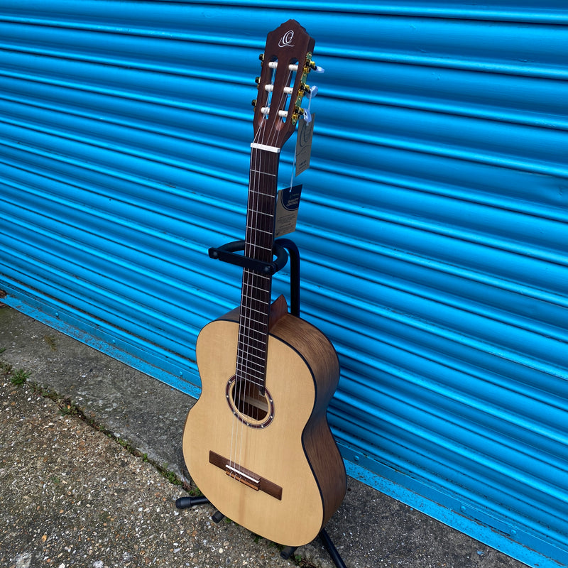 Ortega Student Series Pro DeLuxe 4/4 Classical Guitar 6 String