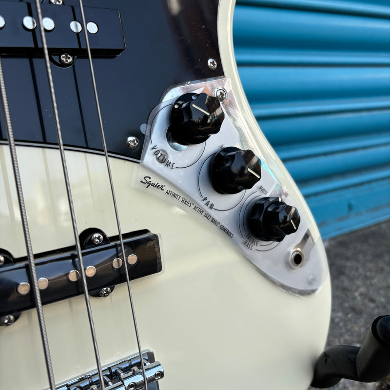 Squier Affinity Series Active Jazz Bass Guitar in Olympic White