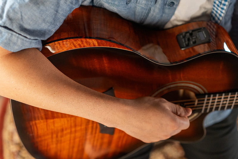 Washburn Comfort WCG12FCE Electro Acoustic Guitar with Cutaway in Cognac Sunburst