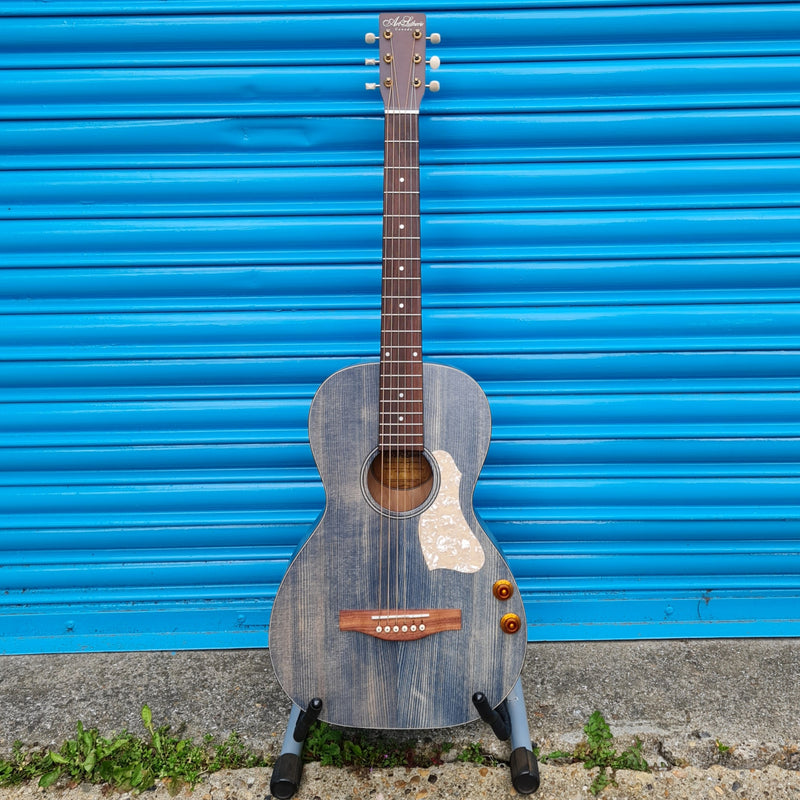 Art & Lutherie - Roadhouse Q-Discrete - Solid Top Parlour Electro Acoustic Guitar