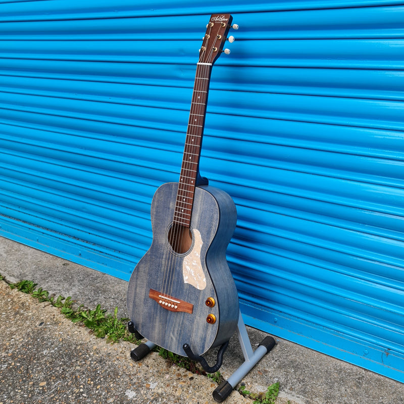 Art & Lutherie - Roadhouse Q-Discrete - Solid Top Parlour Electro Acoustic Guitar